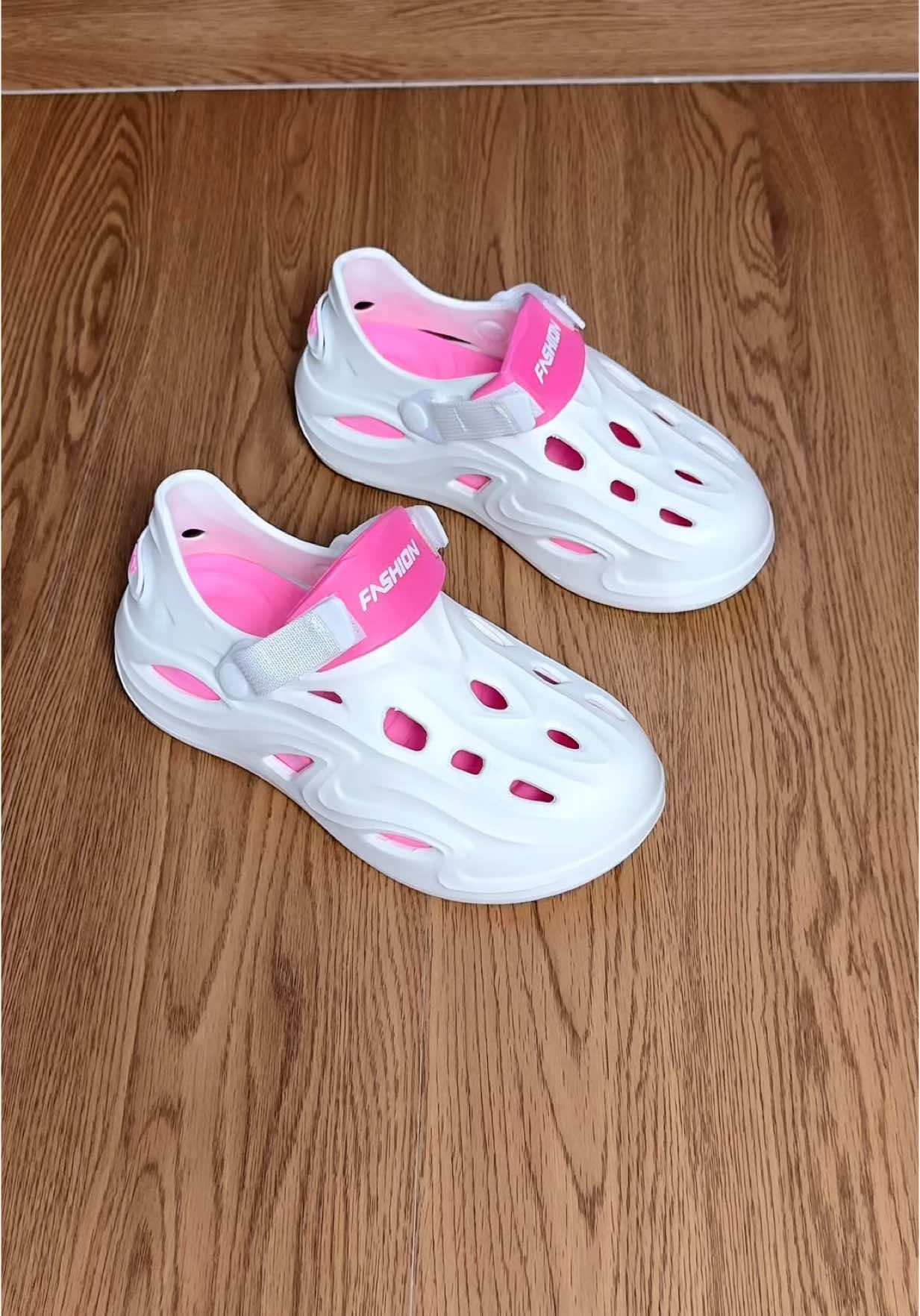 Giày thể thao đuc nguyên khối #giaythethao #giayxinh #xuhuong2025 