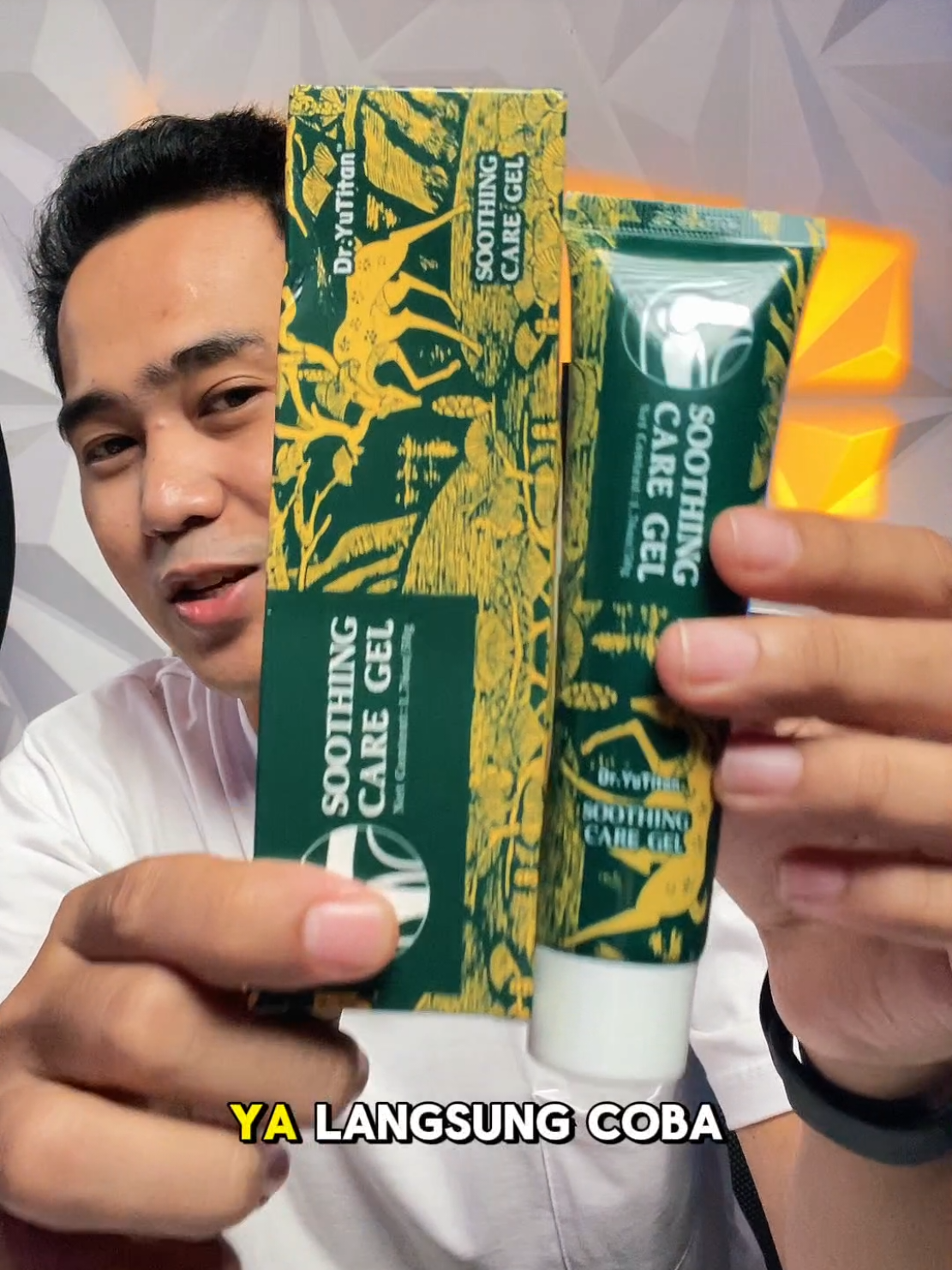 Dr. YuTitan Soothing Care Gel. Perawatan yang menenangkan untuk persendian lutut, bahu, dan bagian tubuh lainnya. Mengandung ekstrak tumbuhan alami, cepat meresap, efektif meredakan nyeri, kaku, dan pembengkakan tanpa efek samping.  #dryutitan #dryutitansoothingcaregel #pegelpegel #nyerilutut #sakitpinggang 