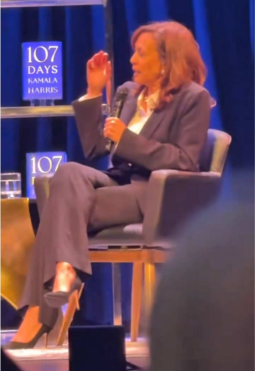Kamala Harris extiende la gracia mientras da un camino optimista hacia adelante esta noche con @Carlos_Eduardo_Espina ! ¡No podemos renunciar el uno al otro! 📸: @rese 