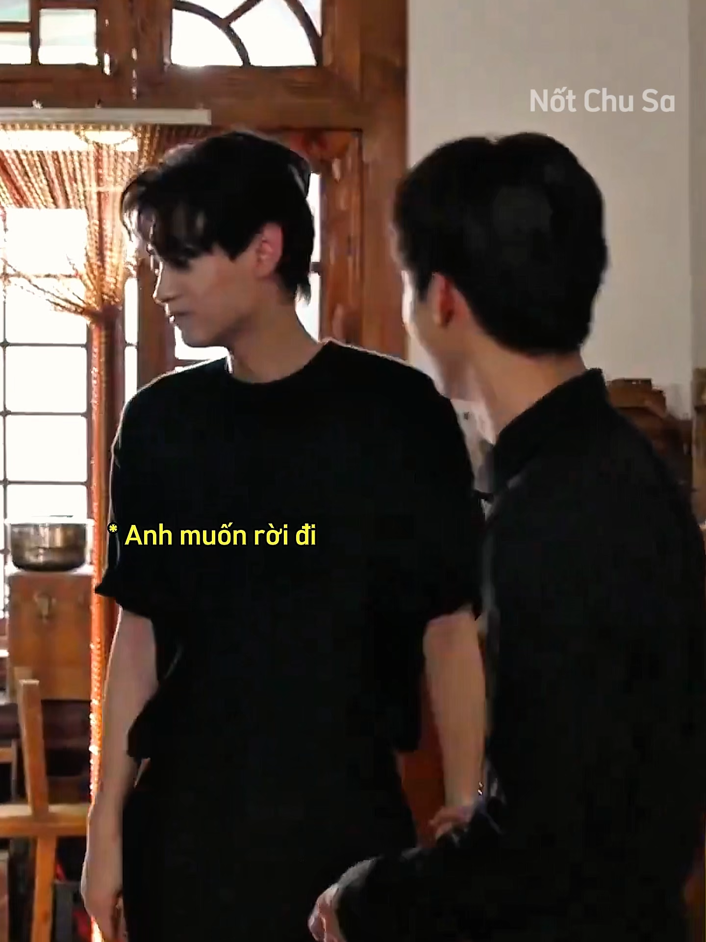 Ngày cuối cùng không có cơm ăn, toii quyết định tự nấu cho bản thân 1 chiếc video đau lòng với quả nhạc làm toii vương vấn bữa giờ. Mai không có cơm thì khéo toii lại tạo ra một chiếc video SE cũng nên... Nhưng mà thực sự khi xem lại BTS này tôi càng mê 2 bé. Một bé khóc đến là thảm nhưng thực sự chẳng thể dìm được các nét đang yêu mong manh của em. Mỗi lần nhìn em khóc là tim toii có phần thắc nghẹn. Trên phim đã đau lòng, nghe giọng thật khi em khóc càng đau lòng hơn. Và điều toii thích nhất không có trên phim đó là bàn tay run rẫy khi ôm lấy em vỗ về của ba Ninh. Vì sao run rẫy? Vì thương, vì xót cho em, vì lúng túng, bất lực chẳng biết nên làm thế nào để khiến em ngừng khóc, chỉ biết ôm em thật chặt và mong điều này có thể xoa dịu được cảm xúc của em. Sở Uý khóc có Trì Sính xót xa, bé Cá khóc có một ba Ninh 