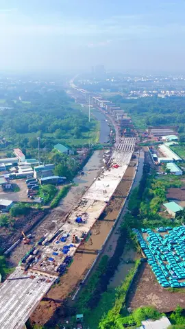 14km đường Vành Đai 3 trên cao đi qua khu đông TPHCM vẫn đang liên tục được xây dựng. 