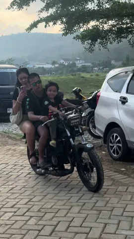 keluarga cemara hadir di acara 1 Dekade yakuza tulungagung #fyp #yamaharxking #135cc #seduluranselawase #2stoke 