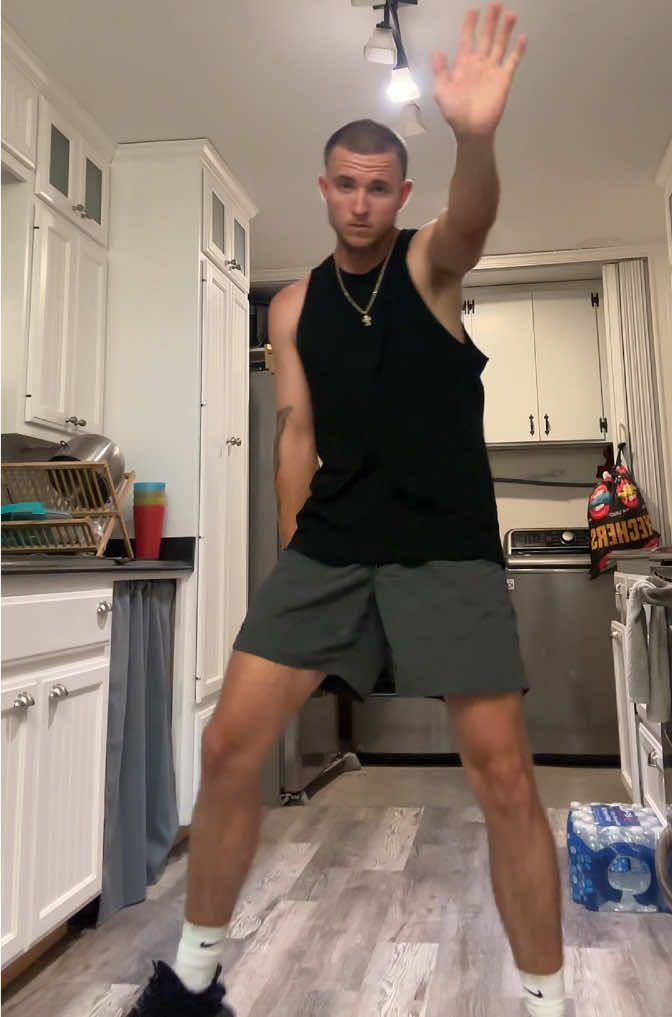 I turn the club to a bending parade🕺 #fyp #viral #texas #bend #dance @JhonnieDamnD 