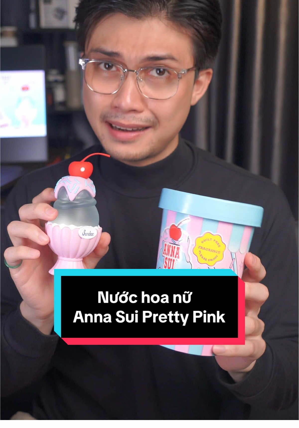 🌸 Anna Sui Pretty Pink – mùi hương “tiểu thư trưởng thành” vừa ngọt ngào vừa thanh lịch. 🍊 Mở đầu tươi mát cam quýt + basil sạch sẽ. 🌺 Giữa là hoa mận, cyclamen & trái cây dịu dàng. 🌿 Cuối khép lại với musk, amber & rosewood ấm áp. ✨ Lưu hương 5–6h, tỏa vừa phải – đi học, đi làm, cà phê cuối tuần đều hợp. 🎀 Outfit: váy pastel, blouse trắng, picnic hay office đều ok. 👉 Thiết kế chai hồng pastel quá xinh, giá lại dễ tiếp cận – chốt liền kẻo lỡ!#vinhkhang014 #kanreviewnuochoa #annasui #prettypink #blanc 