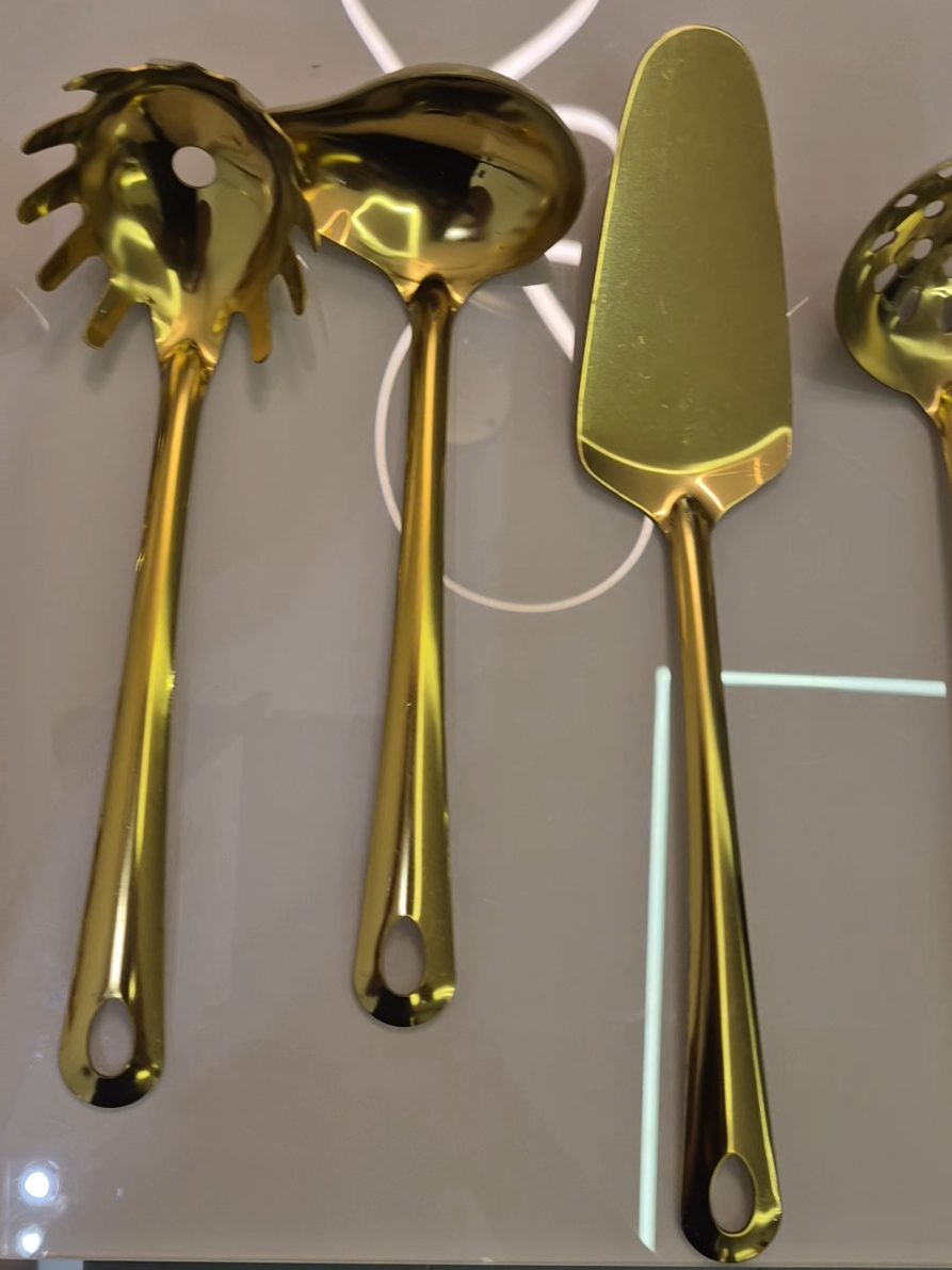 ✨ Transforme sua cozinha com elegância e praticidade! ✨ Esse kit de utensílios dourados com 11 peças vai deixar seu ambiente mais sofisticado e funcional. Perfeito para quem ama cozinhar com estilo — resistente, moderno e com design luxuoso que combina com qualquer decoração! 🍴💛 #utensiliosdourados #cozinhachique #decoracaodecozinha #utensiliosdecozinha #cozinhadeestilo      