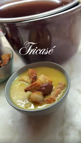 ✨Fricasé en Essen 💛 Nada como disfrutar este plato típico, sabroso y bien casero, preparado con ese toque especial que solo las Essen logran 😋🔥 #FricaséBoliviano #CocinaConEssen #RecetasBolivianas #Cochabamba #HechoEnCasa