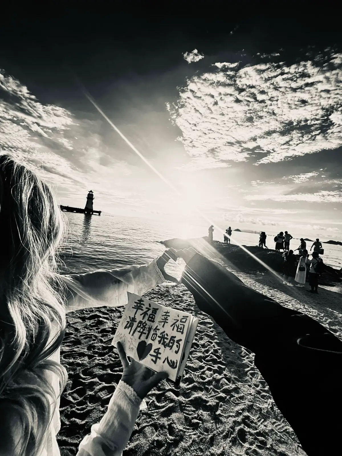 “我们的爱情以大海为证，深如海洋，永恒如波浪。”