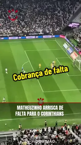 Falta perigosa para o Timão 🏴🏳️ Matheuzinho conra falta e a bola vai para fora.  📹 @_viniciuslucio / Central do Timão   #centraldotimão #corinthians #foryou #viral #tiktokesportes 