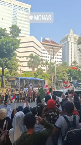 Momen presiden tiba di di monas menyapa masyarakat jakarta dalam rangka perayaan HUT TNI ke 80 pagi ini minggu 5/10/25 #presidenprabowo esidenpr #huttni #ndxaka #monas 