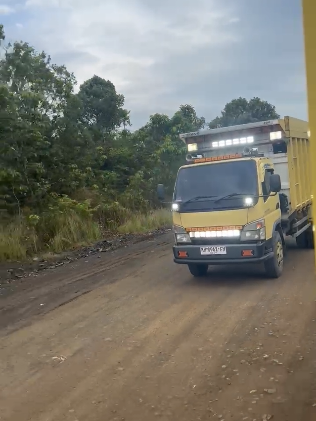 copy lagi kah jar......@jeki @Haris_ @Edusss @Hendri_ #drevermuda #kalselbersinar #fyp #trukstelykalimantan #tampiltarus 