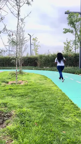 Men yon ti teks kout ak klè pou sa:   Kouri se pa sèlman pou fòm fizik, li ede tou nan tèt ou diminye estrès, bay plis enèji, epi amelyore dòmi. Kouri se yon fason pou pran swen kò ak lespri . #CapCut #fyp #annalkouri #Fitness #SelfCare 