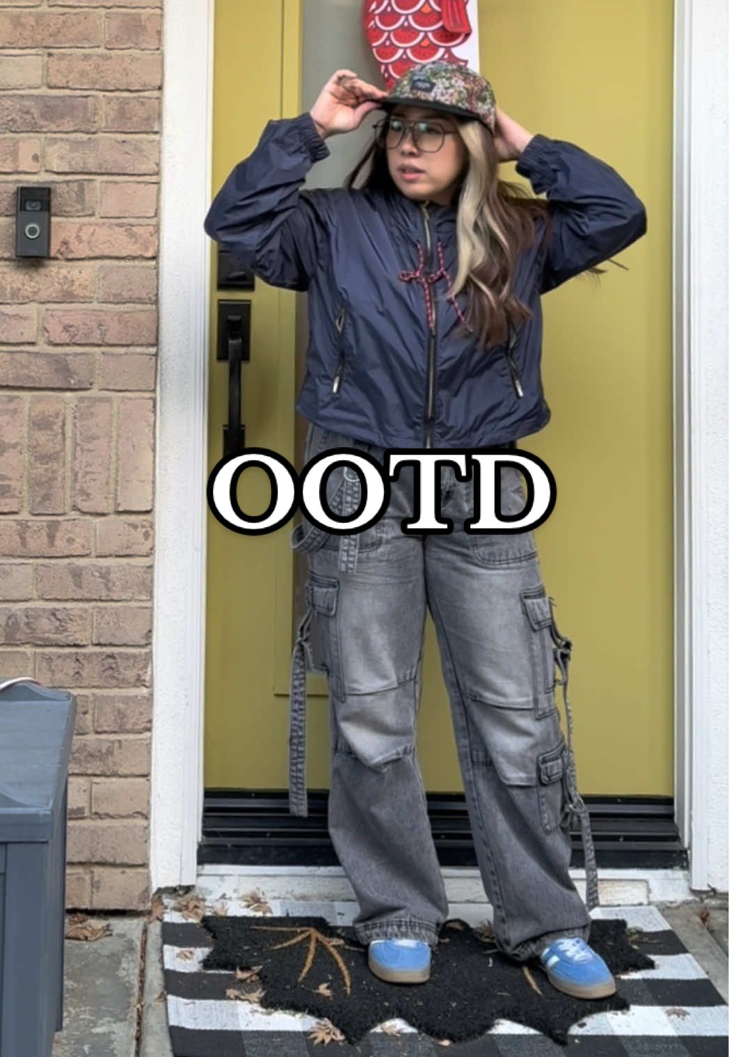 Quick fit check for a track day at Apple Valley Speedway. The weather is slowly dipping down. It was still pretty warm but perfect! Also I love this phone lanyard that has a key pouch so I can leave my bag in the car. #streetwear #outfit #racetrack #style #cute 