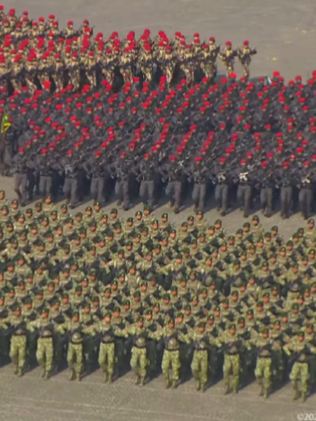 Lebih dari 133 ribu prajurit dari tiga matra, yakni Angkatan Darat, Angkatan Laut, dan Angkatan Udara,hadir memeriahkan upacara dan parade militer yang digelar pada peringatan hari  jadi TNI ke-80. #huttni #prabowo #prabowosubianto #prabowogemoy #fyp 