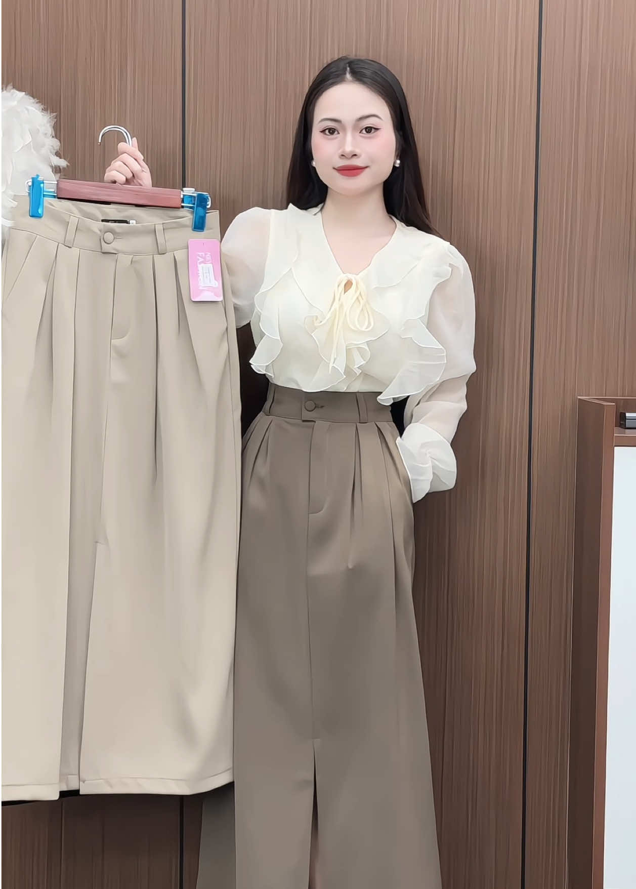 Chân váy phối với nhiều kiểu áo lắm ạ