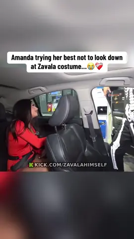 Amanda trying not to look at Zavalas costume #zavala #amandasolis #viraltiktok #viralvideo 