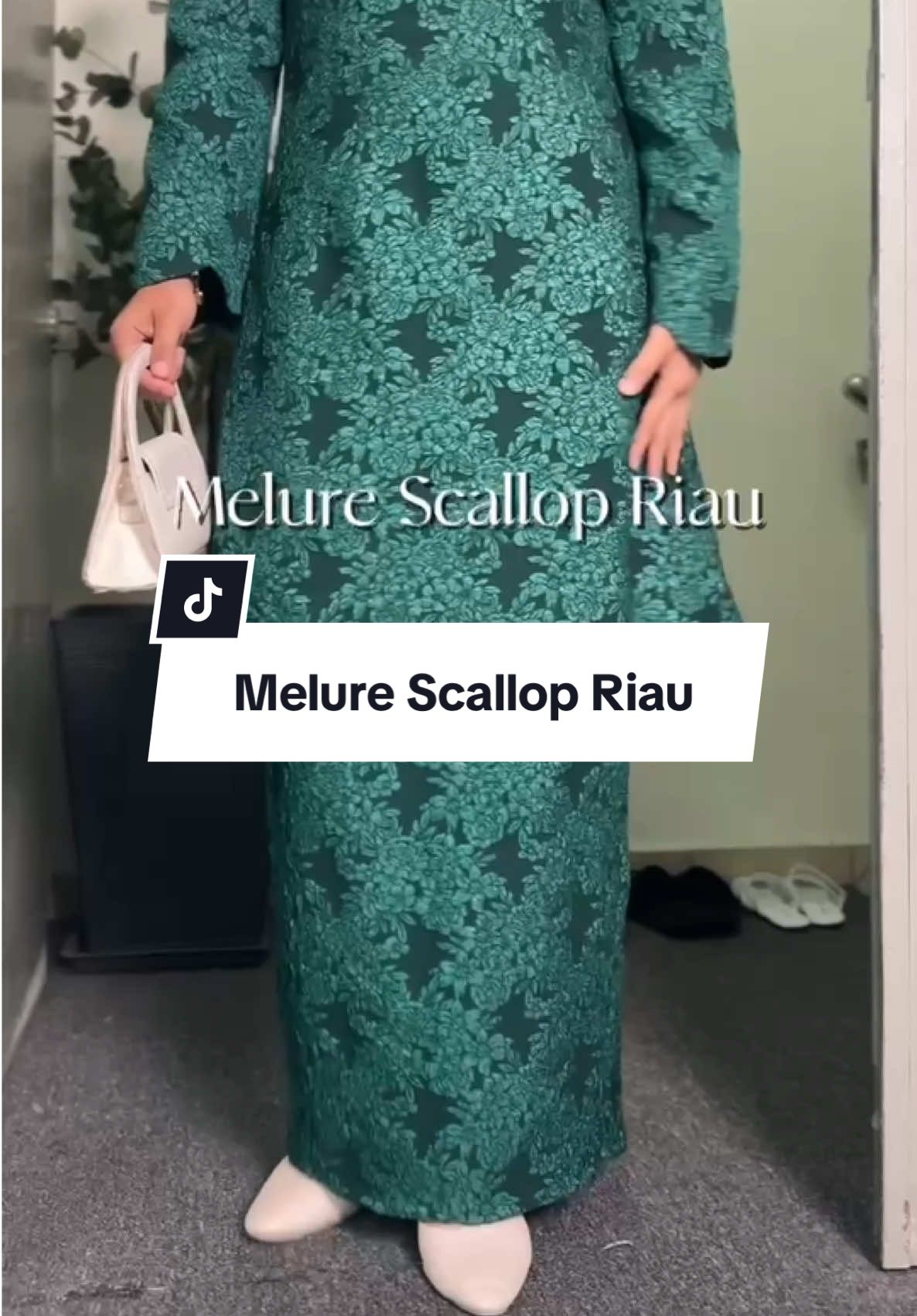 Melure Scallop Riau ✨ Close up sikit baru nampak beza dia 😍 Brocade dia timbul cantik, kilat cukup-cukup & kemas habis! Tak pelik kenapa semua jatuh cinta 💫  #KurungBrocade #KurungRiau #ExclusiveStyle #OOTDModest #BajuCantik