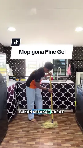 Yg jenis ada anak kecik, Pine Gel ni mmg utk korang. Best buat mop lantai, dia hapuskan kuman punca anak cirit birit #sabunmoplantai #moplantai #pinegel #mopshine #mopspin 
