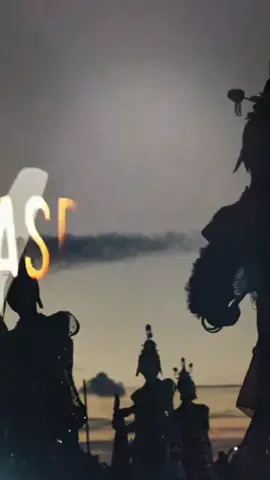 Tari Lariangi, Warisan Budaya dari Wakatobi Menjadi salah satu penampilan istimewa di Wakatobi Wave 2025, bagian dari Kharisma Event Nusantara (KEN), Tari Lariangi tampil anggun membawa pesan luhur tentang keindahan, kehormatan, dan nasihat kehidupan. Dari Pulau Kaledupa, lantunan syair dan gerak para penari menjadi simbol kebanggaan budaya Wakatobi yang terus hidup dan menari di panggung nusantara. 💃🌊 #PariwisataSultra #WakatobiWave2025 #KharismaEventNusantara #TariLariangi #WonderfulWakatobi