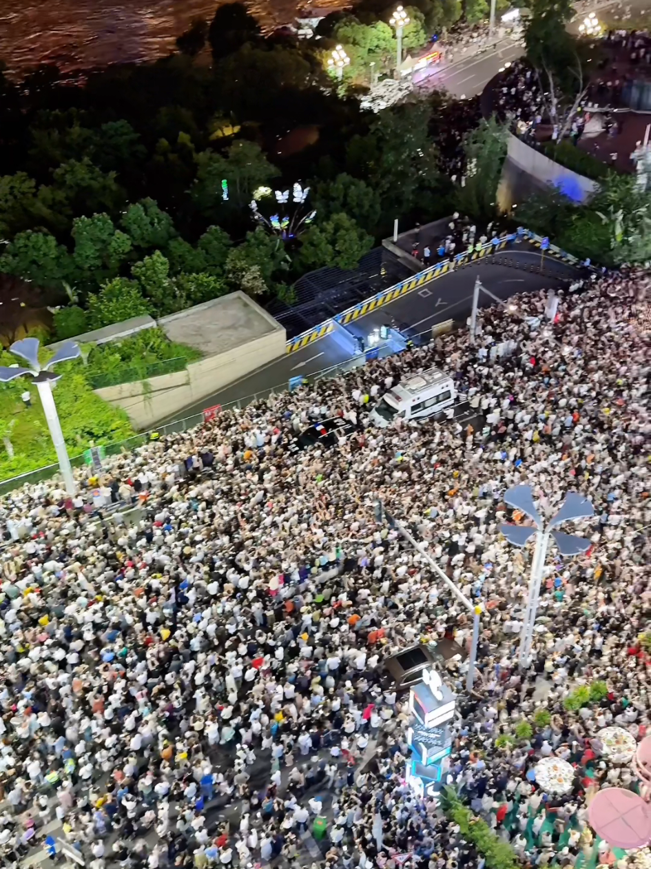 There is a huge flow of people during China's National Day.🇨🇳🇨🇳🇨🇳 #chinavibes , #rurallife , #chinalifestyle , #studyinchina , #lifeinchina 
