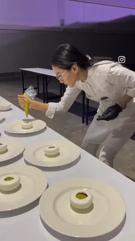 Story Menu Pavlova 🔋ถ้าทุกท่านยังจำกันได้ My first dessert in my life is for Princess  of Thailand 👑 🇹🇭 Princess Ubolratna🙏 ในวันที่ทำการแข่งขันรอบชิงชนะเลิศ เคอร์ได้ออกเมนูของหวานคือขนมครั้งแรกในรายการ Hell’s Kitchen TH ให้ท่าน  เพราะรับตำแหน่งเป็น head chef ครั้งแรกในชีวิต 🏆เวลาผ่านไปเกิน1 ปี วันนี้ได้รับโอกาสจากผู้ใหญ่อีกครั้ง  4/10/25 ที่งาน SX ศูนย์ประชุมแห่งชาติ My dessert last night เลยกลับมาทำเมนู Pavlova อีกและทำด้วยตนเอง  เหมือนได้เติมเต็มความรู้สึกในใจที่ผ่านมานานจากวันนั้นจนเต็มแล้วค่ะ ❤️ ในวันที่เราแข็งแกร่งขึ้นกว่าเดิม#เชฟเคอร์ #kpastry #chefkerr#hellskitchenthailand 