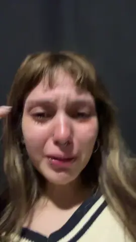 Jovem viraliza após publicar vídeo chorando e ironiza: “Vai que eu fico famosa no meu momento mais sensível” Um vídeo publicado por uma jovem no Tik Tok chamou atenção! Já somam quase 1 milhão de visualizações.  Nas imagens, ela aparece chorando e, de forma irônica, escreve na legenda: “Achei engraçado, vai que fico famosa no meu momento mais sensível.”