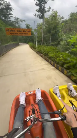 2 xe va chạm ngay sau khi qua cua 😁 #f1 #xetruotdalat #caonguyenhoadalat #mariokart #xuhuong 