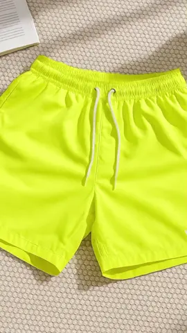 Celana pendek parasut unisex dengan bahan ringan, nyaman dipakai untuk olahraga maupun santai. Pilihan tepat buat gaya simpel tapi tetap trendy #CelanaParasut #OotdSantai #SportyLook #UnisexStyle