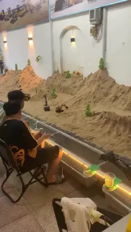 NETIZEN: IDE BISNIS NIH Biasanya toko di sektor kita hanya sewakan rental ps tapi beda dengan toko ini, dia buka rental alat berat tapi dalam bentuk mainan begini. Sontak viral karena ini hal baru, gimana mau coba juga ide bisnis ini. [🎥 istimewa] 🎮🎮🎮🎮 Menurut kalian? 👀