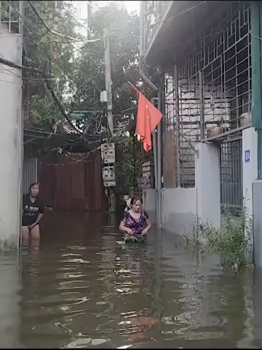 Bà Nguyễn Thị Bảo (tổ dân phố số 2) cho hay, gia đình 5 người phải dồn lên tầng 2 sống
