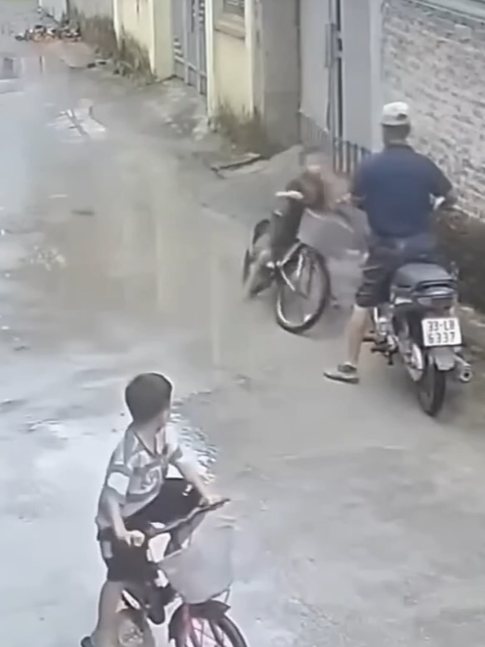 Cười một tý .. Đi kiểu gì đố ông biết. 😷 #haihuoc 