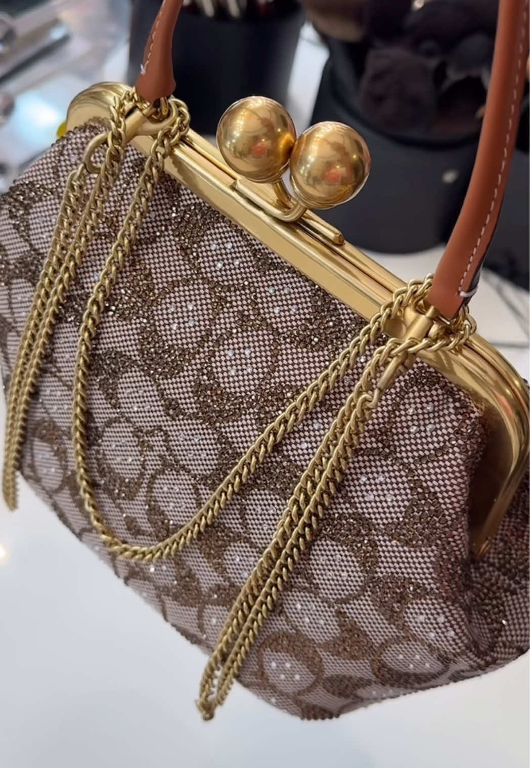 Replying to @Krystal Yvette You really outdid yourself @Stuart Vevers… SHE’S PERFECT 😍😍😍 @Coach #coach #handbag #kisslock #kisslock16 