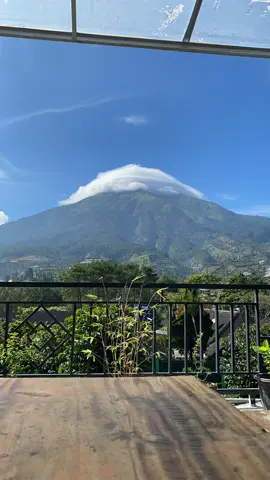 Pesona mt. Sumbing bertopi, indah dari bawah✨ badai di atas🥶