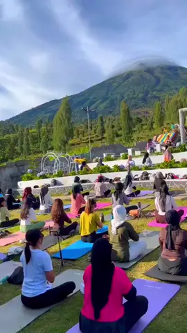 🌿 Energi yang Luar Biasa🧘🏼‍♀️🌞 Terimakasih teman-teman Yoga Sambil Healing kita pagi ini di Kampoeng Atas Awan 🙏🏻 🌿Menyatu dengan keindahan alam, menyelaraskan napas dengan pemandangan menakjubkan 🍃 #yogaoutdoor  #yoga #yogasambilhealing  #yogaoutdoortemanggung #selfhealing 