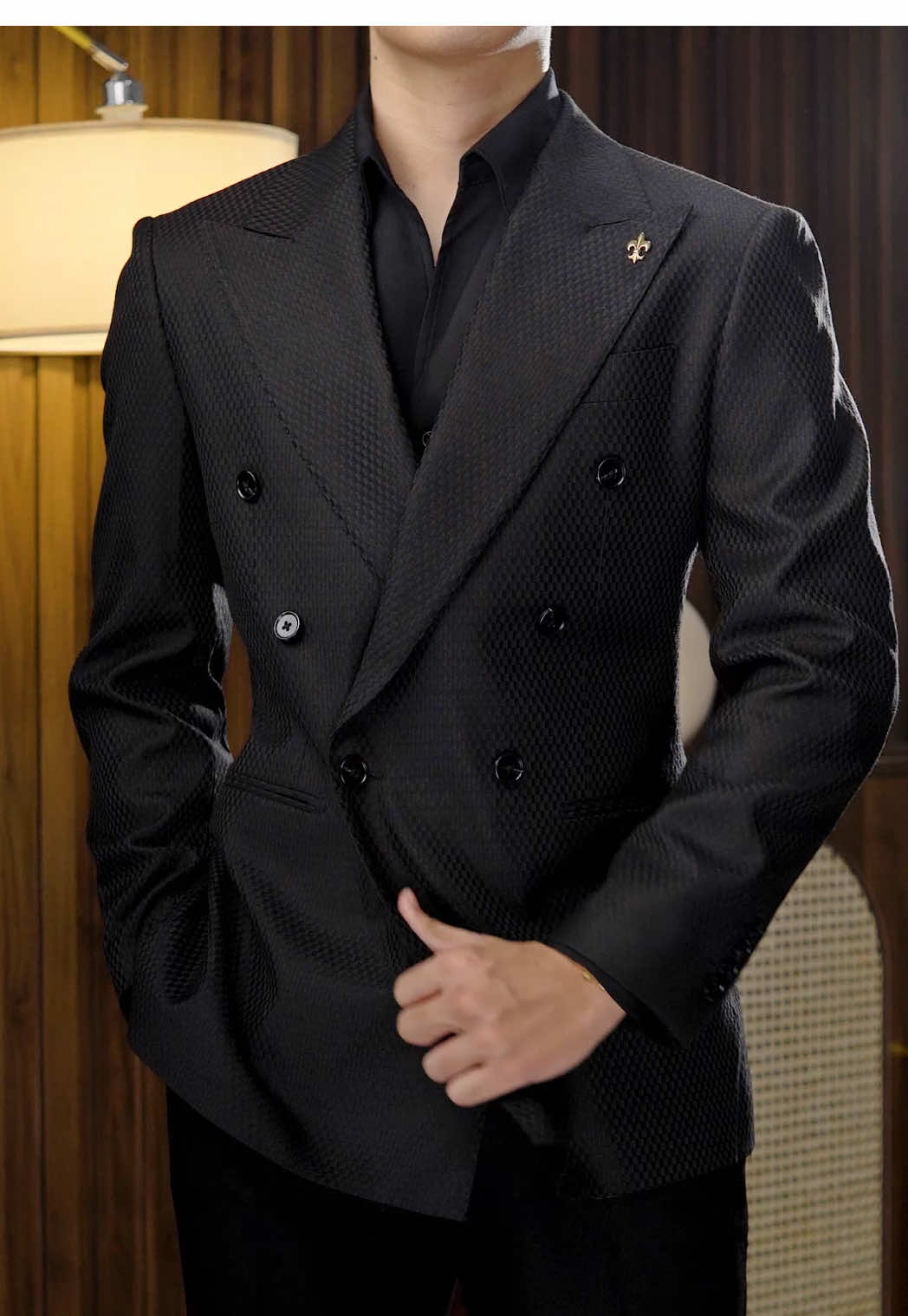 Dimensi suit thiết kế dành cho người đàn ông hiểu rõ sức mạnh của sự chỉn chu. #suit #harold #blazer #fashion 