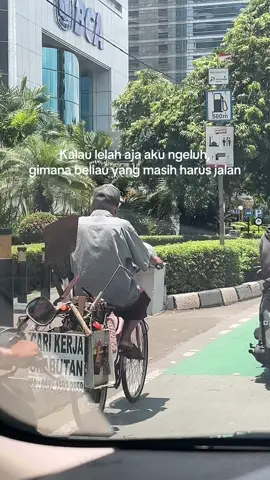 Di tengah jalan pas lagi kejar waktu kerja dan ngeliat bapak ini Sepedanya tua, ada tulisan ‘cari kerja serabutan’. Rasanya nyesek, tapi juga salut. Masih berjuang tanpa nyerah. kuat kuat orang hebat 