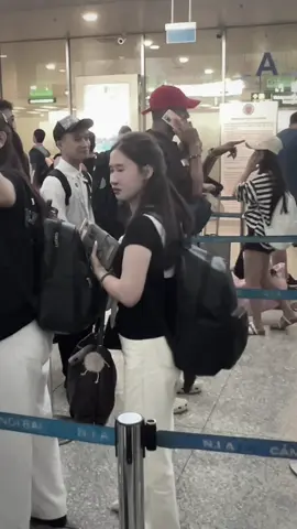 Anh tin những cuộc chia tay ở sân bay sẽ xứng đáng với lòng mong đợi của chúng ta giữ đúng lời hứa nha 🎀 Hi vọng sau này người bên gối là người trong lòng,người trong lòng không phải gặp trong mơ 🎀 Chuyến bay mang số hiệu 