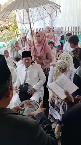 masya Alloh terbuat dari apa hati istri pertama sehingga mengizinkan dan mengiringi suami nya menikah lagi,, 🥲🥲 