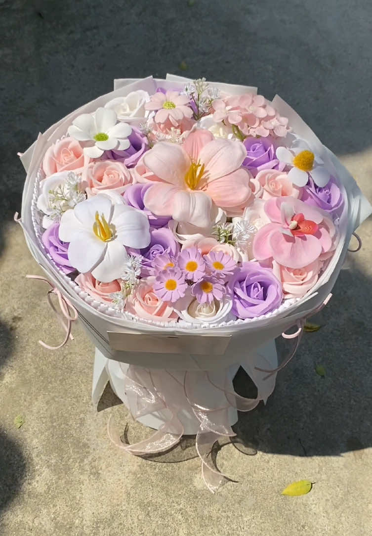 Quên mẫu full tím đi đây mới là cái màu chân ái của shop e nha😍😍. Cái màu nó dịu nó yêu thiệt sự🌹#hoasap #flowers #nhanlamtheoyeucau #hoasaphungyen #hoahottrend 
