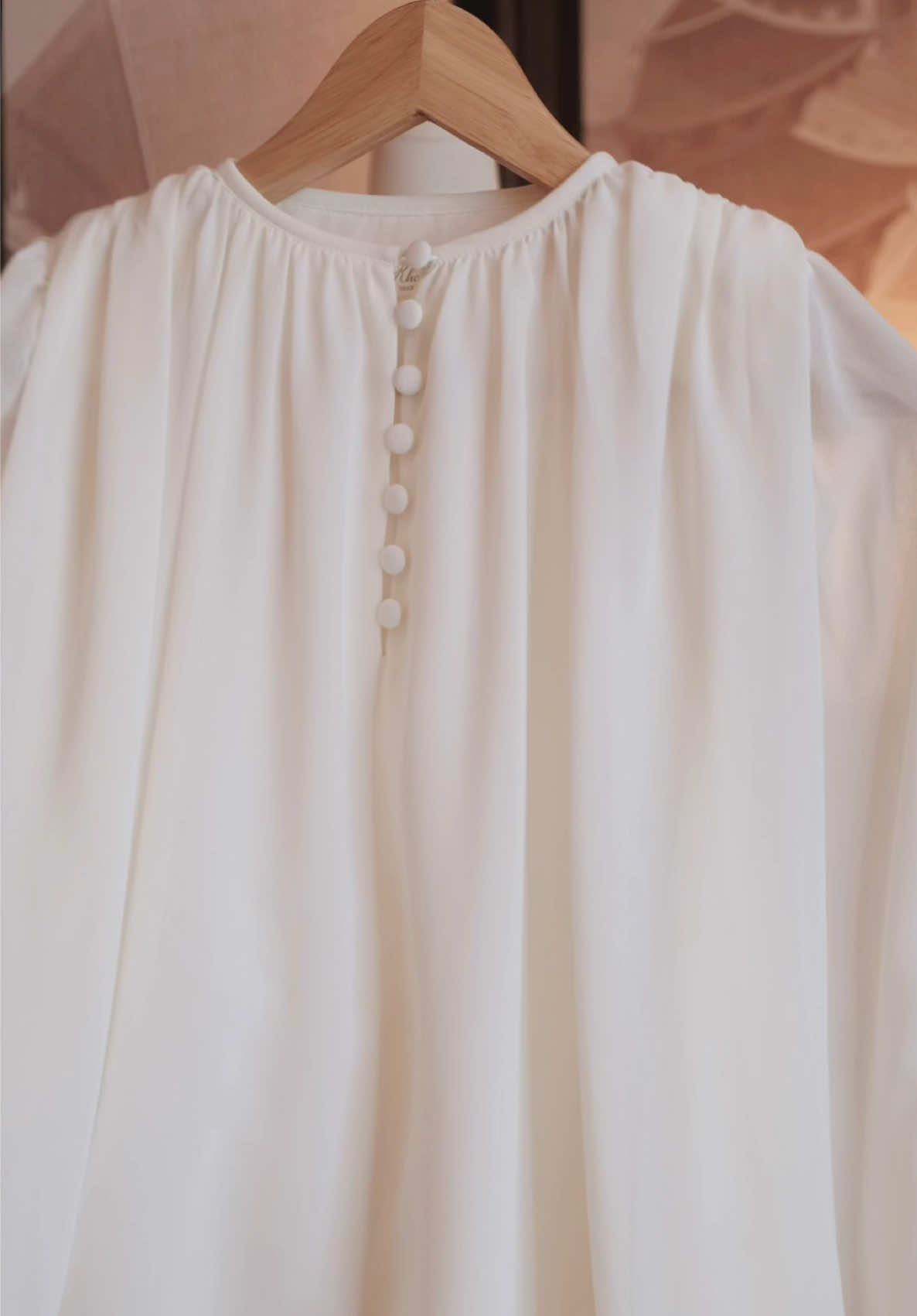 𝐎𝐥𝐞́𝐚 𝐓𝐨𝐩 – nhẹ nhàng như gió Thu với chiffon Hàn mềm rủ, dáng mullet hai tầng thướt tha. Cổ bổ V cúc bọc tinh tế, tay nhún bồng và độn vai giữ phom chuẩn, mang lại vẻ nữ tính và thanh lịch. #khalesofficial #touchoffall #newcollection #fyp 