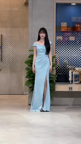 Model at the Ford booth in Hall 9 of the Hefei Auto Show, first known @Ke Tiantian, unknown from the back and side #CarModelBeauty #LongLegs #AutoShowSite #HefeiAutoShow #2025HefeiAutoShow 