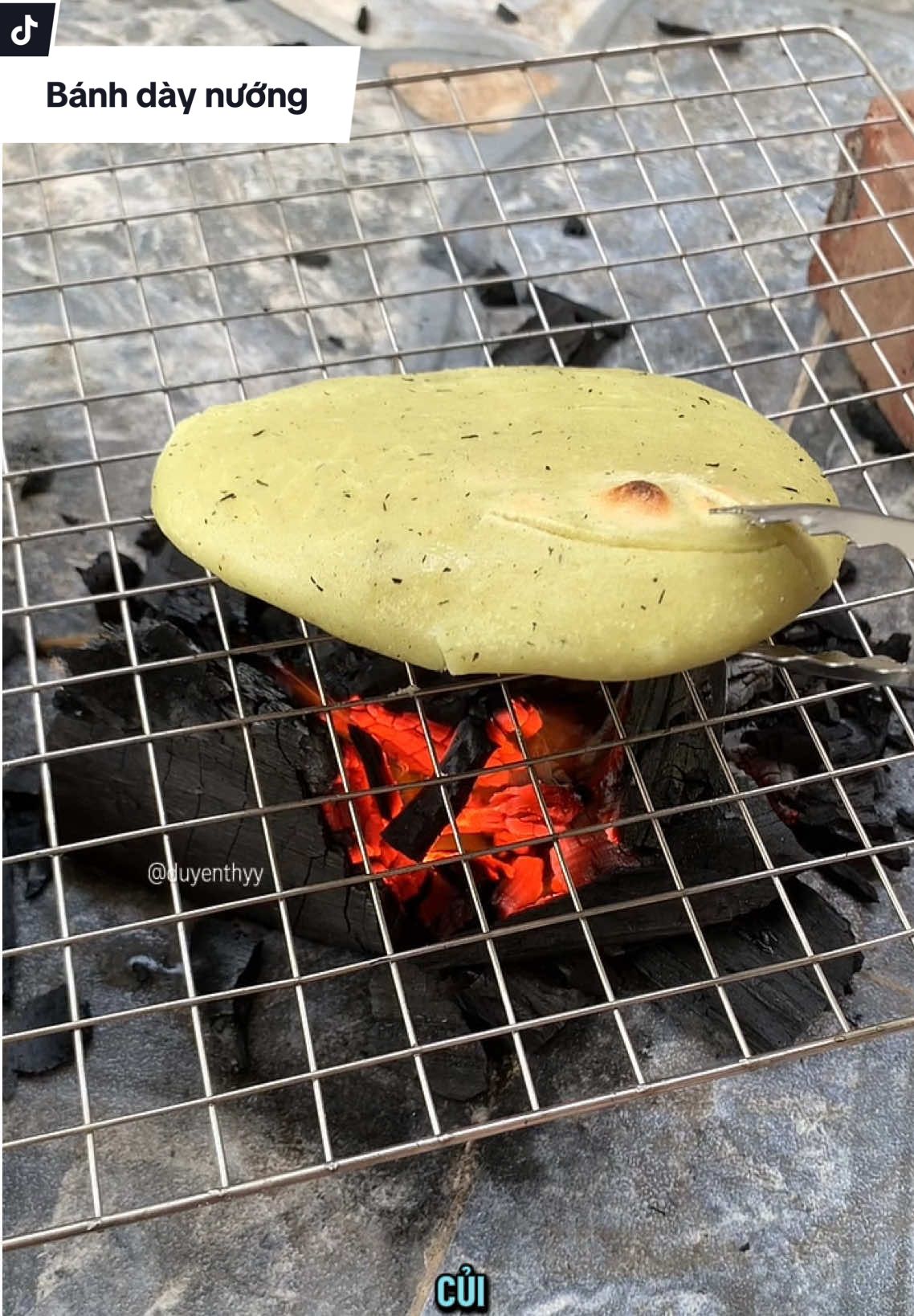 Bánh dày cốm dừa nướng than hoa thật sự hơi lách cách nhưng xét về độ ngon thì chiên rán hay nướng nckd k thể bằng đc luôn ạ #banhday #banhdaygiatay #banhdaycomdua #banhdayhagiang #duyenthyy 