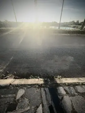 生活不总是美好的，要看到彩虹就必须接受.: 喜欢一个不爱你的人，就像拥抱一颗仙人掌，越抱越疼” 