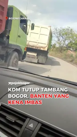 Penutupan sementara tambang di kawasan Cigudeg, Rumpin, dan Parungpanjang, Kabupaten Bogor, oleh Gubernur Jawa Barat Dedi Mulyadi (KDM) menimbulkan efek berantai. Kawasan Bojonegara, Kabupaten Serang, Banten, kini kebanjiran truk pengangkut material tambang yang sebelumnya dipasok dari wilayah Bogor. Warga mulai mengeluhkan kemacetan dan polusi yang meningkat. Kondisi ini menunjukkan bahwa kebijakan penutupan tambang di satu wilayah bisa berdampak langsung pada daerah lain yang masih membuka aktivitas serupa. Apakah ini langkah tepat atau hanya memindahkan persoalan antarprovinsi? #pojokbogor #beritabogor 