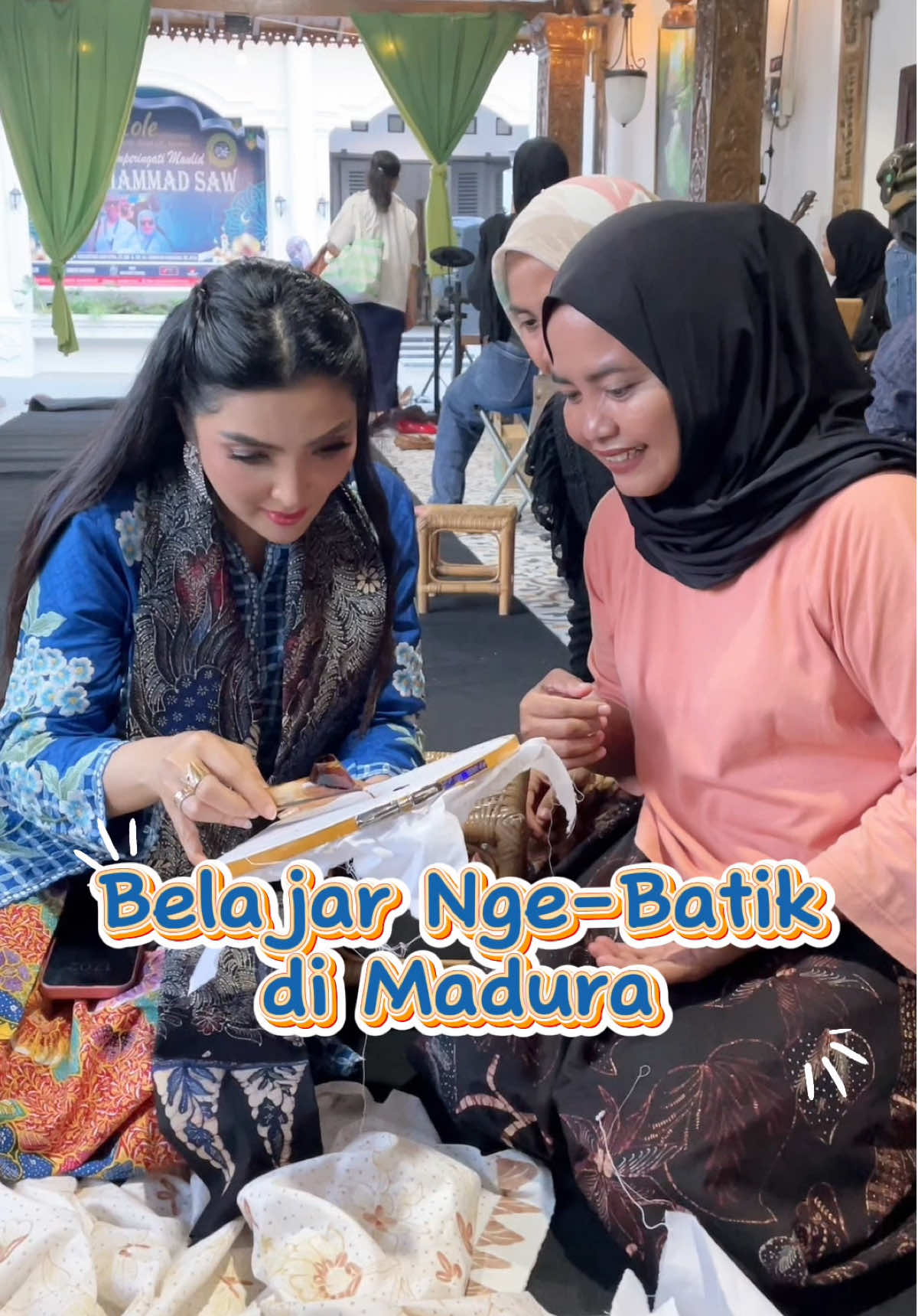 Belajar ngebatik langsung di Madura! 🥰 Senang banget bisa diajak ke galeri batik milik Ibu Uswatun 😍 Batik Madura itu warnanya berani, motifnya khas, dan semuanya handmade! Ada yang proses pengerjaannya 6 bulan, setahun, bahkan sampai 1,5 tahun loh! 😱 Yg aku salut selain pendidik beliau juga mempekerjakan banyak orang di Madura dari yg tidak bisa membaca, namun anak2 mereka wajib sekolah dan bisa baca!! Di latar belakangi oleh kisah beliau dari anak pesisir yg suka membaca, dan berjuang untuk kehidupan yg lebih baik.. sangat inspiratif.. 😍🙏🏻 Setelah itu… diajak makan makanan legend Madura yang enak banget! 🤤 Terima kasih Ibu, untuk sambutannya yang super hangat dan sudah diajak belajar! 💕  #ashxplore #travel #madura 