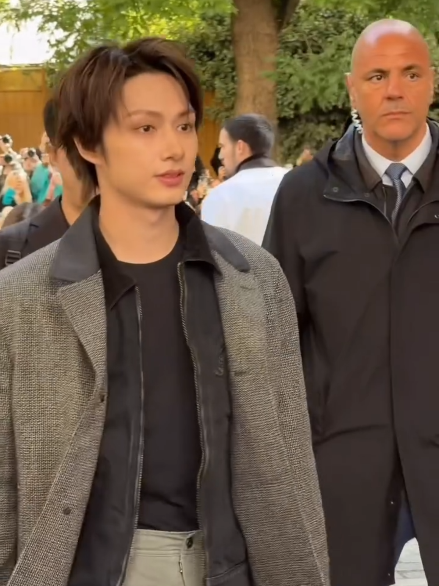 메종 마르지엘라 쇼에서 마주친 세븐틴 준!🤍 온탕과 냉탕을 오가는 하이브리드 미남상에 보자마자 눈이 부시고 마는데... 🎥 아이즈매거진 #eyesmag #pfw #parisfashionweek #maisonmargiela #ss26 #seventeen #jun #seventeenjun #파리패션위크 #메종마르지엘라 #세븐틴 #준 #세븐틴준