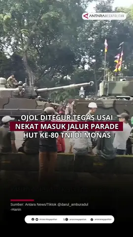 Ojol Ditegur Tegas Usai Nekat Masuk Jalur Parade HUT ke-80 TNI di Monas Seorang pengemudi ojek online (ojol) mendapat teguran tegas dari petugas saat nekat melintasi ruas jalan yang telah ditutup untuk perayaan Hari Ulang Tahun (HUT) ke-80 TNI di kawasan Monumen Nasional (Monas), Jakarta Pusat, Minggu (5/10). Dinas Perhubungan DKI Jakarta sebelumnya telah mengumumkan pengalihan arus lalu lintas sejak pukul 06.00 WIB hingga seluruh rangkaian acara selesai. Dalam video menampilkan pengemudi ojol tersebut membawa penumpang dan sempat memasuki jalur yang digunakan untuk pawai militer. Petugas yang berjaga langsung menghentikan laju motor dan menegur keras pengemudi agar segera berbalik arah serta tidak melawan arus. Peristiwa itu menjadi perhatian warga sekitar yang tengah menyaksikan parade, sekaligus menjadi pengingat pentingnya mematuhi aturan lalu lintas selama acara kenegaraan berlangsung. #ojolnekat #paredehut #HUT80 #HUTTNI #videoviral #petugasparade #momenhut #pengemudiojol #ojolviral 