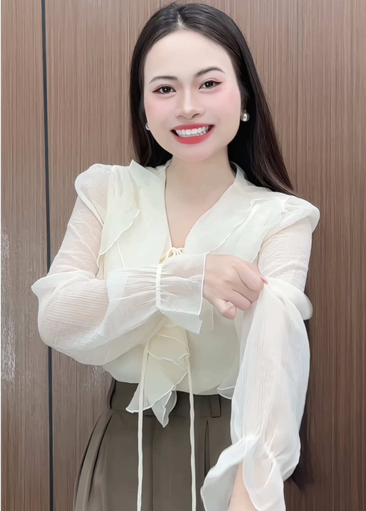 Sơ mi công sở mà còn cách điệu nữa thì hết nước chấm