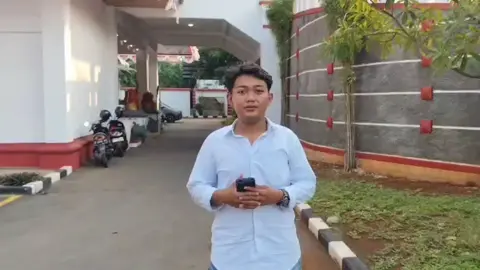 Sorotan publik tertuju pada Pansus terhadap Bupati Sudewo yang dinilai mulai bergeser dari kepentingan rakyat ke arah politik. ⚖️ Meski sidang memanas, Bupati Sudewo tetap mendapat dukungan warga atas langkah tegas, disiplin, dan transparansinya dalam membangun pemerintahan. 💪 Kini publik menanti, apakah Pansus ini akan melahirkan solusi nyata atau hanya menjadi panggung politik semata. 🎭 🎥 Simak video berikut untuk mengetahui lebih lanjut tentang dinamika sidang Pansus Hak Angket DPRD Pati ini. 👇 🎬 Tugas vidio: Mata Kuliah Konsep Dasar Bahasa Indonesia 👩‍🏫 Dosen pengampu: Ibu Suci Herwani, M.Pd 🎤Disampaikan oleh: Hanif Islahul Adzim (2410320029) #CapCut #pati #hakangket #dprd #pati24jam 