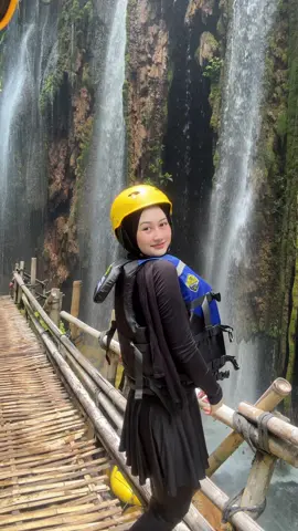 air terjunnya kenceng bgt jd ga kedengeran😭