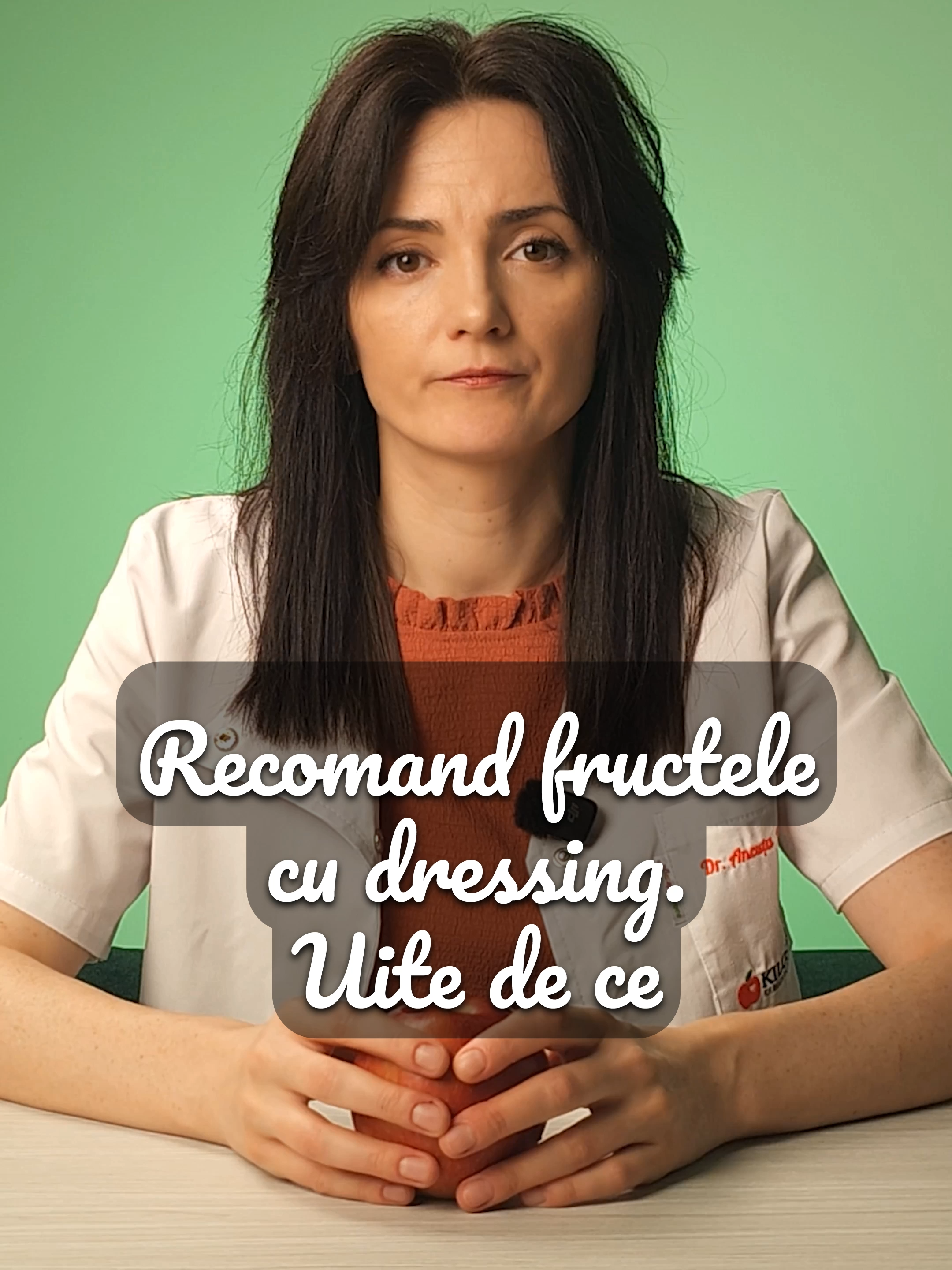 Uite cum poți mânca un fruct fără să-ți crească glicemia. Am aici un măr consumat simplu pe stomacul gol, am arătat într-un clip anterior cât de mult poate urca glicemia, motiv pentru care mi-am schimbat complet abordarea. De data aceasta îl tai cubulețe iar separat pregătesc un dressing dintr-o lingură de miez de nucă, o linguriță de unt de arahide o linguriță de scorțișoară câteva picături de esență de vanilie și o lingură de apă în care am hidratat peste noapte semințe de in. Amestec totul și combin cu mărul. Mănânc această gustare pe stomacul gol. Glicemia? Nu a crescut. De ce? Pentru că am îmbrăcat zahărul natural din fruct în grăsimi, polifenoli și fibre solubile. Mucilagiul din semințele de in formează un strat gelatinos care tapetează intestinul și încetinește absorția glucozei în sânge. Concluzia? Poți mânca fructe chiar dacă ai diabet sau rezistență la insulină, dar nu oricum. Contextul metabolic contează. Combine-le inteligent!